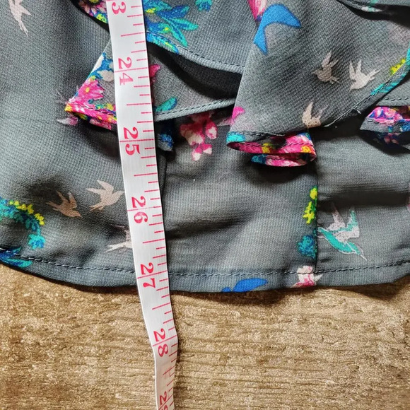 No Boundaries Gray Floral Ruffle Front Blouse Size Medium NWOT - Picture 7 of 12